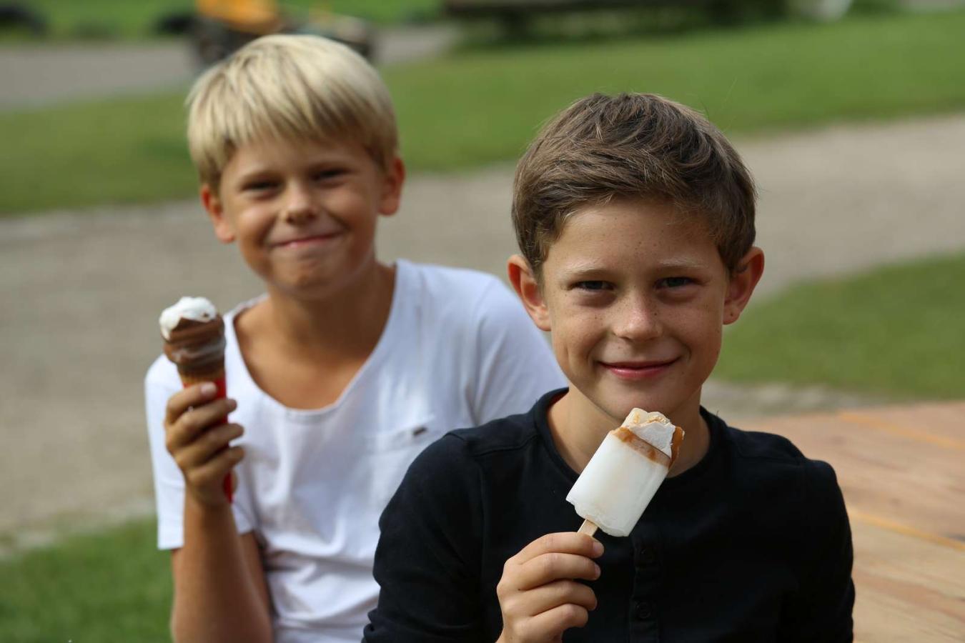 Børn spiser is i Madsbyparken