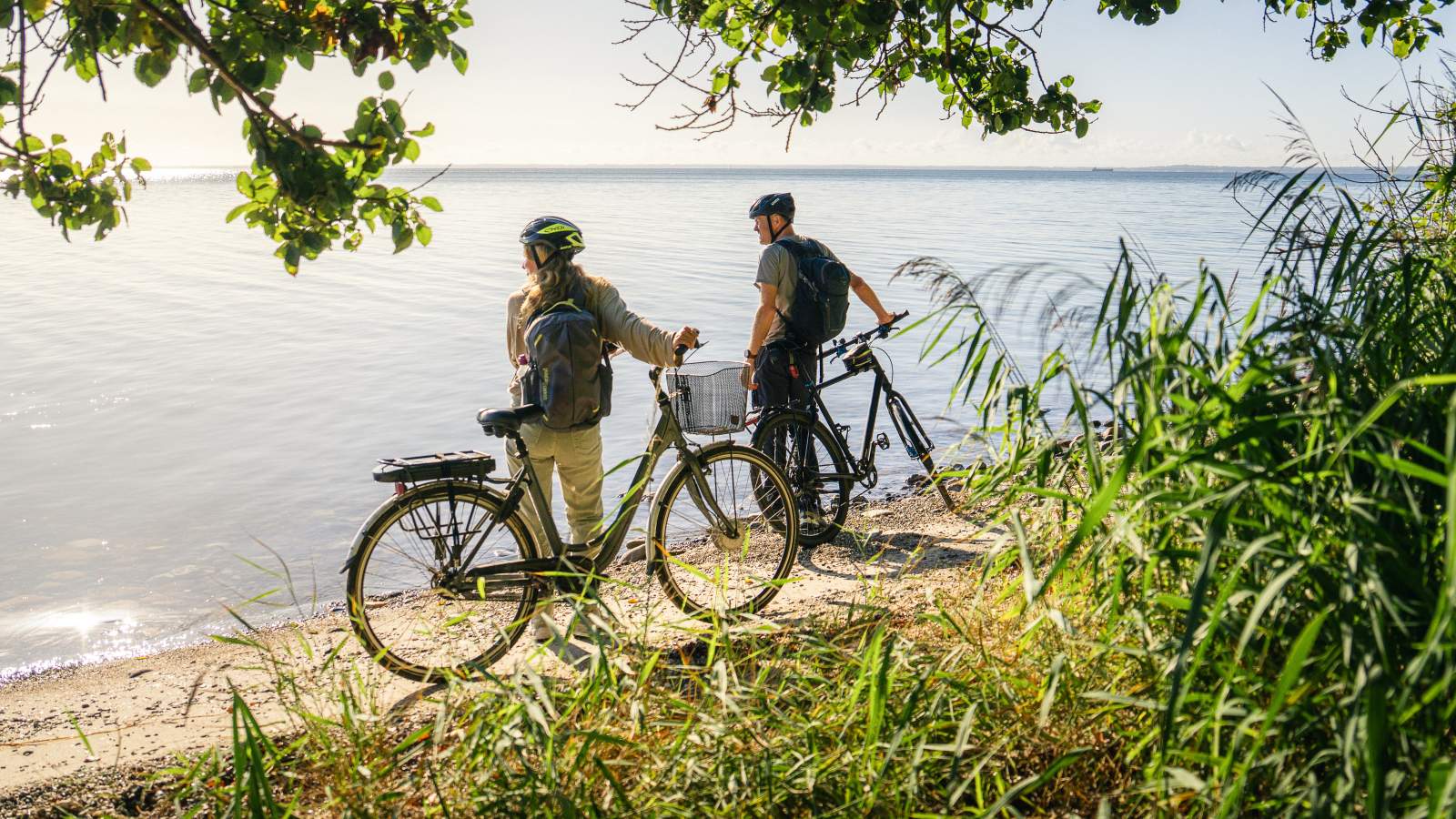 Par på cykelferie betragter kysten