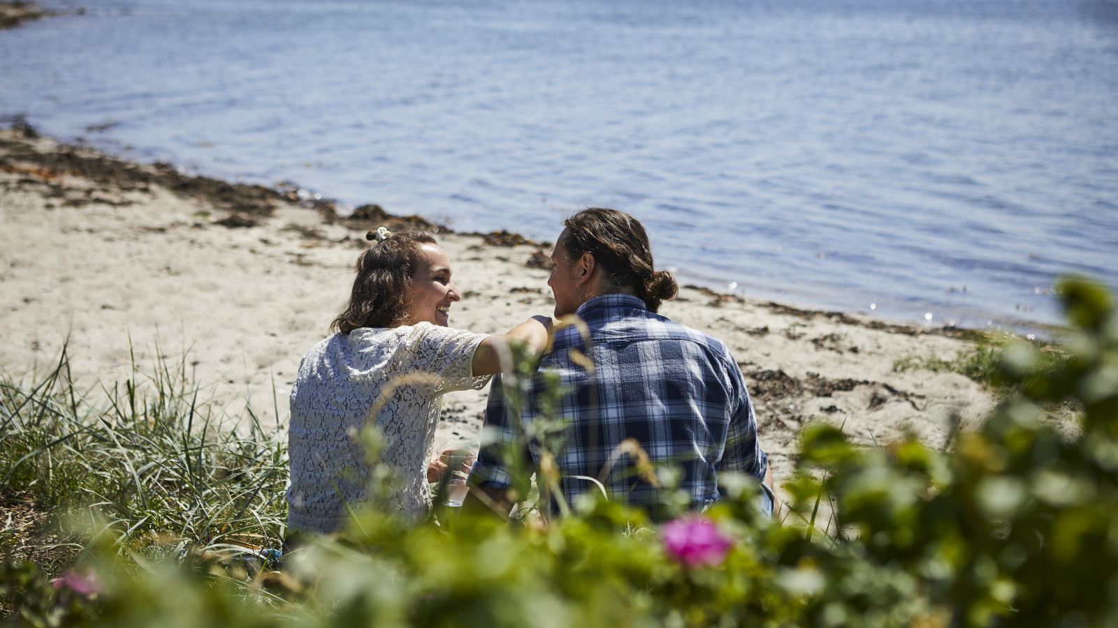 Par sidder på stranden i Skærbæk Strandpark