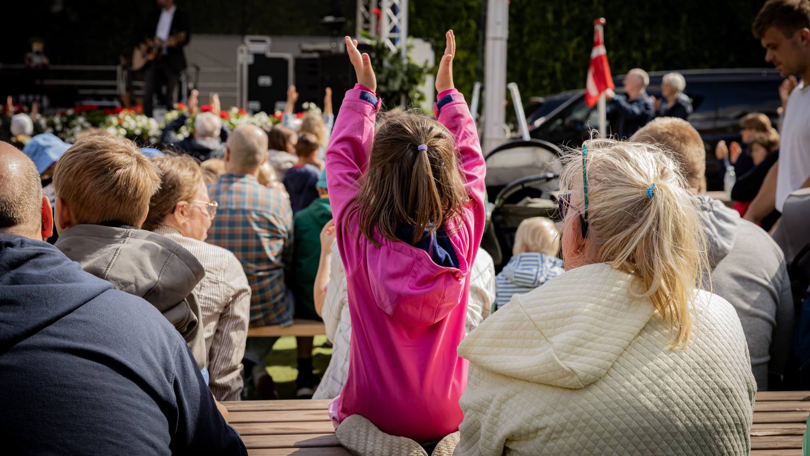 Barn klapper foran scene på Rådhuspladsen til underholdning på Rådhuspladsen
