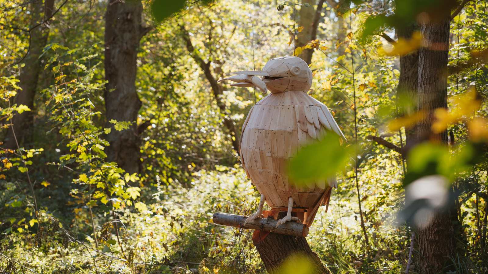 Træskulptur af isfugl i Erritsø Mose