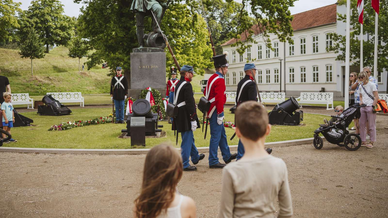 Børn kigger på soldater til Fæstningsdagene i Fredericia