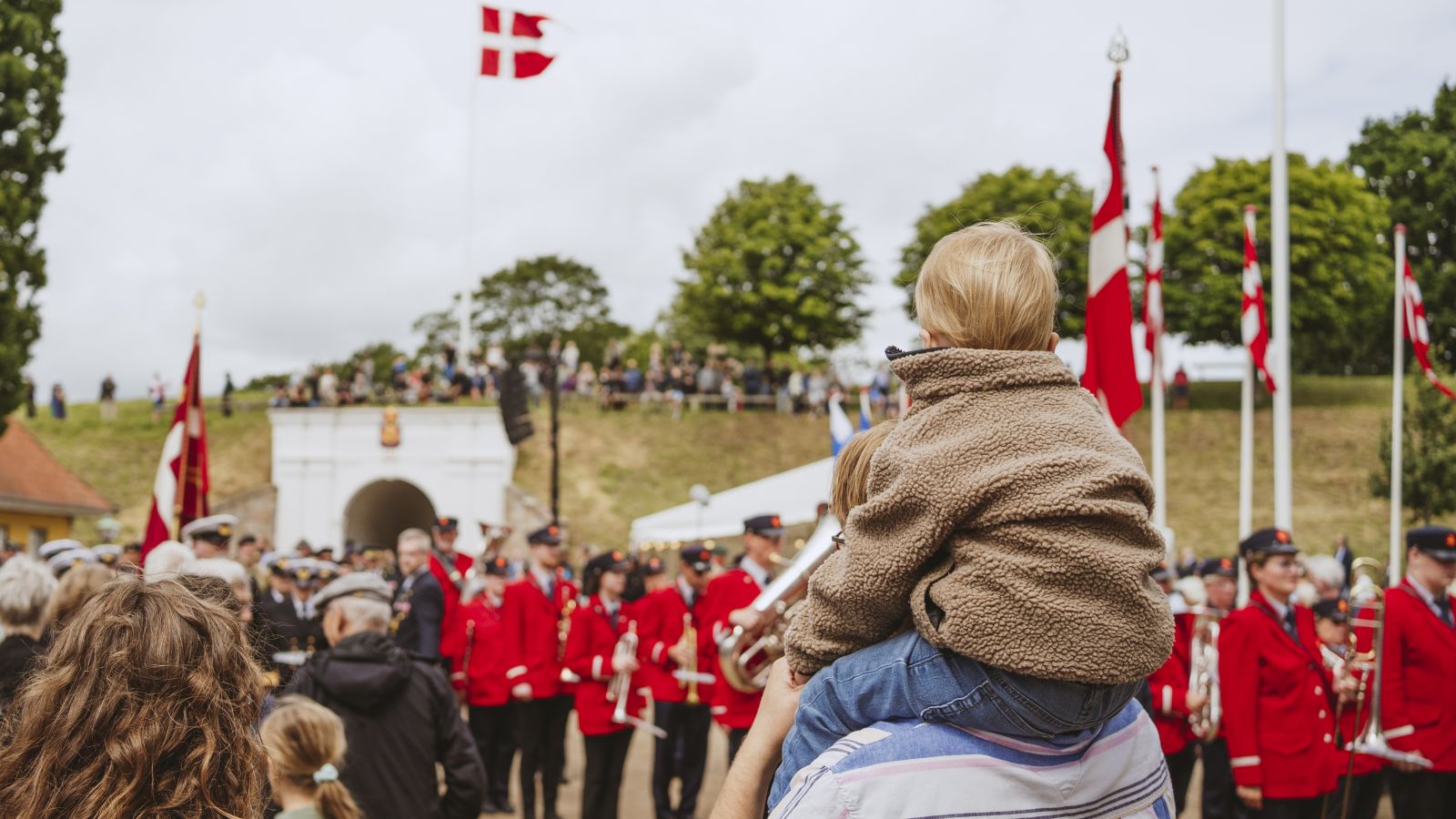 Far og søn kigger på optog til Fæstningsdagene