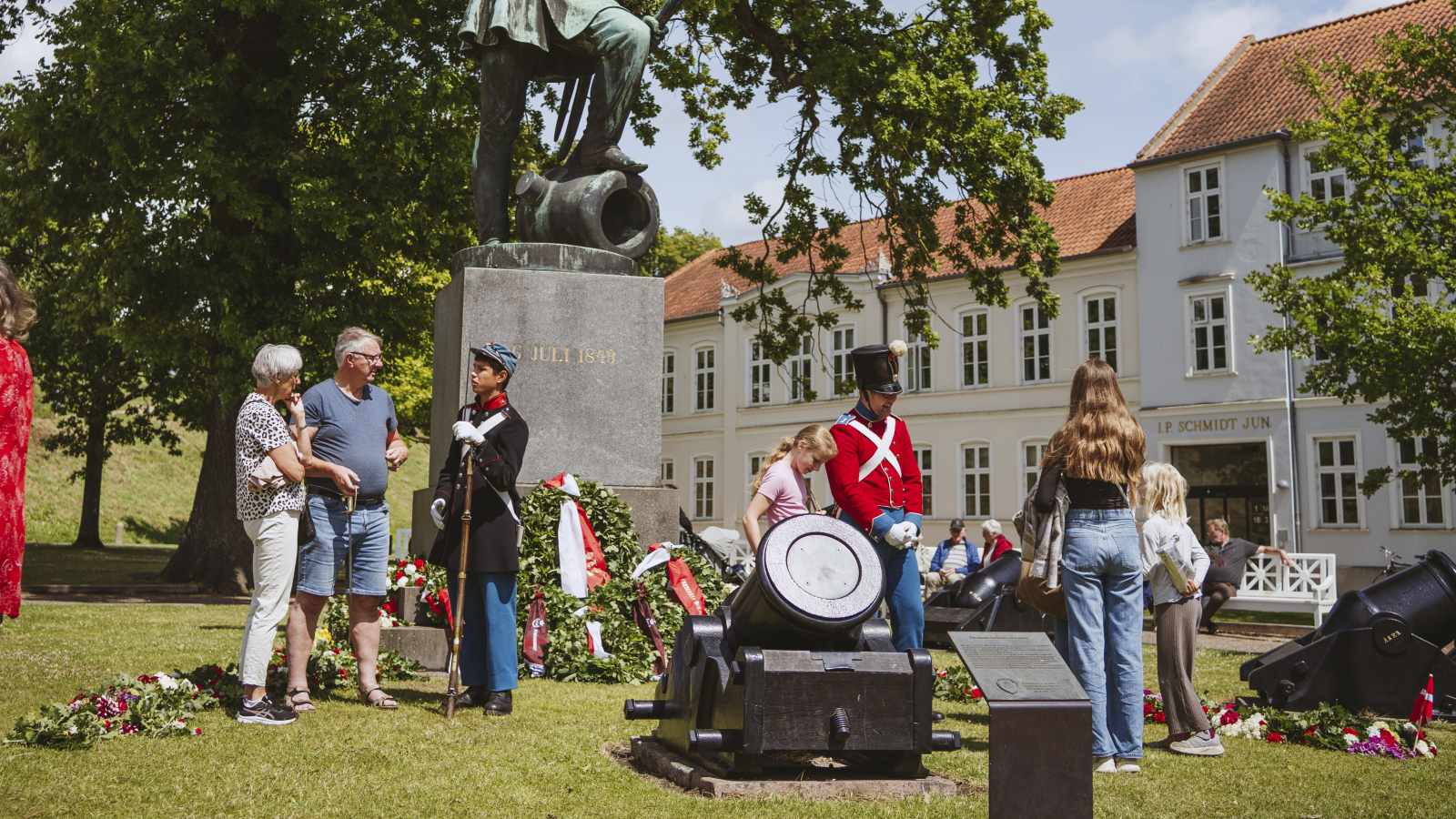 Gruppe står foran Landsoldaten til Landsoldatpladsen til Fæstningsdagene