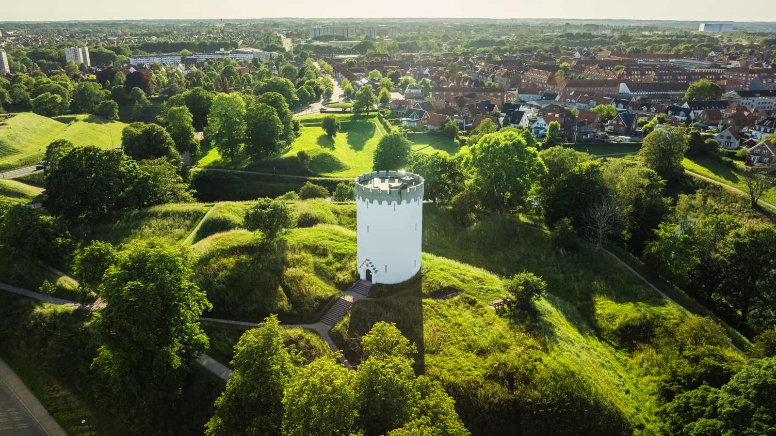 Det Hvide Vandtårn om sommeren i solskin
