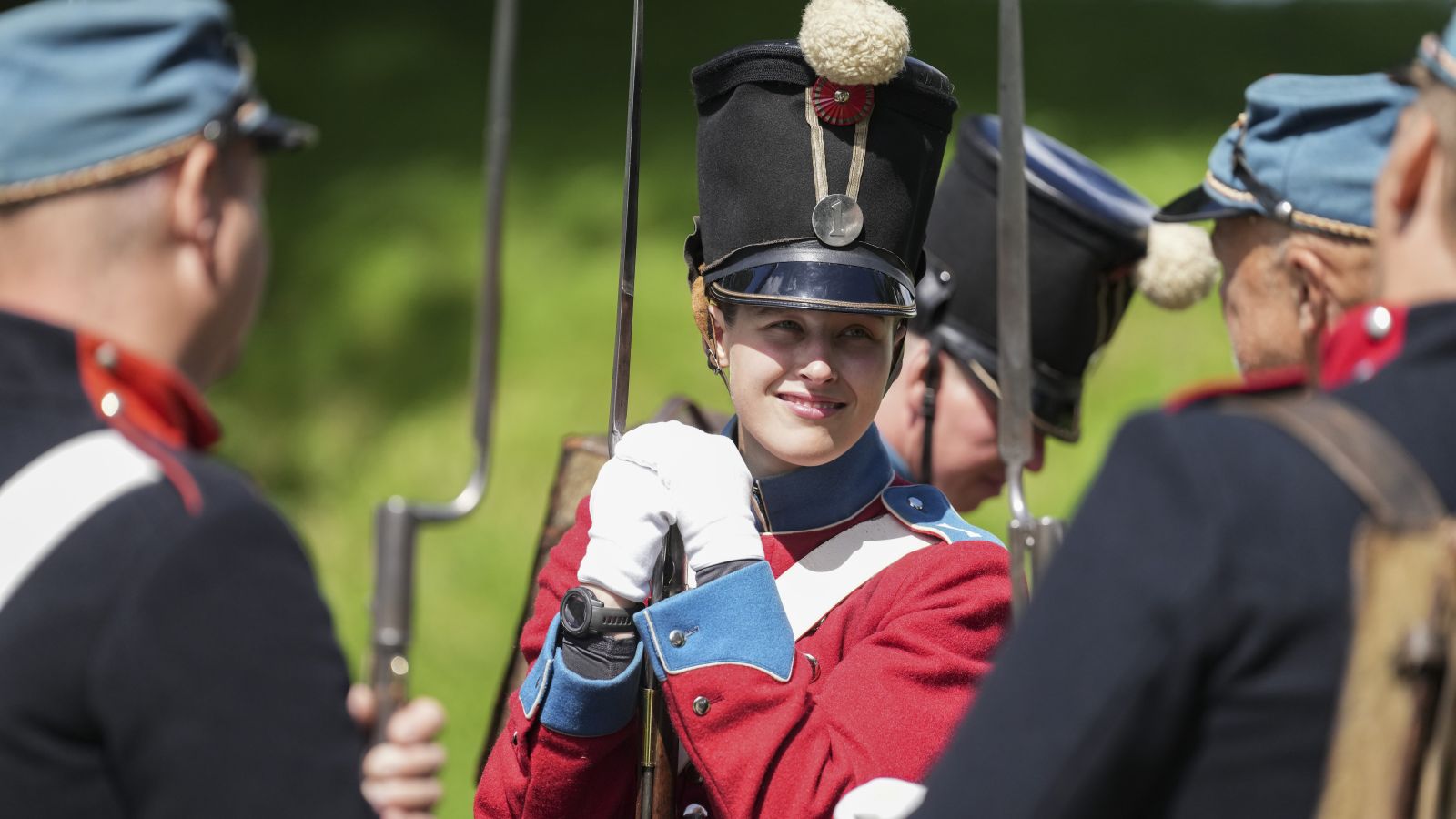 Soldat står og taler med kollegaer til Fæstningsdagene