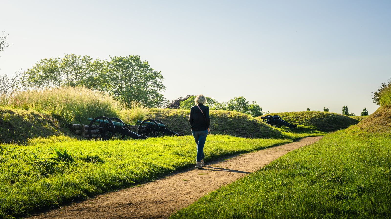 Kvinde går tur på Fredericia Vold