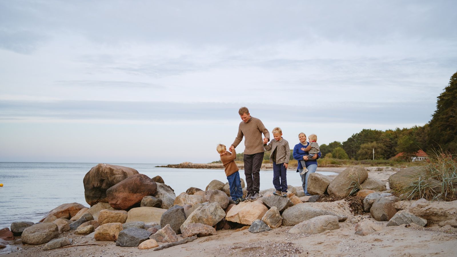 Familie på tur ved Trelde Næs strand