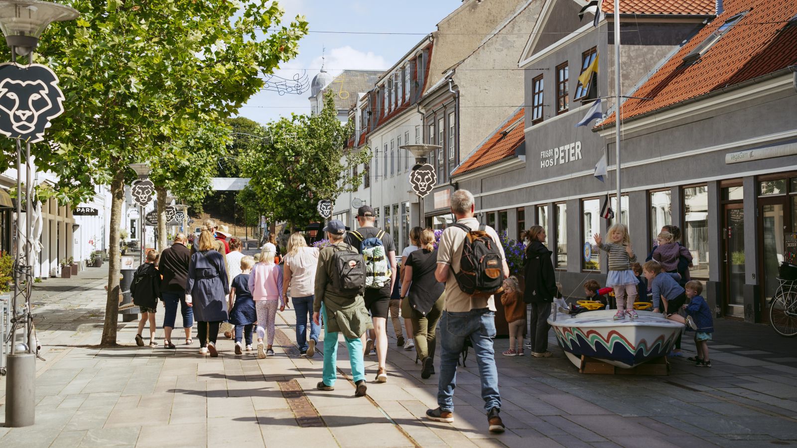 Gruppe går gennem Fredericias gader på guidet tur