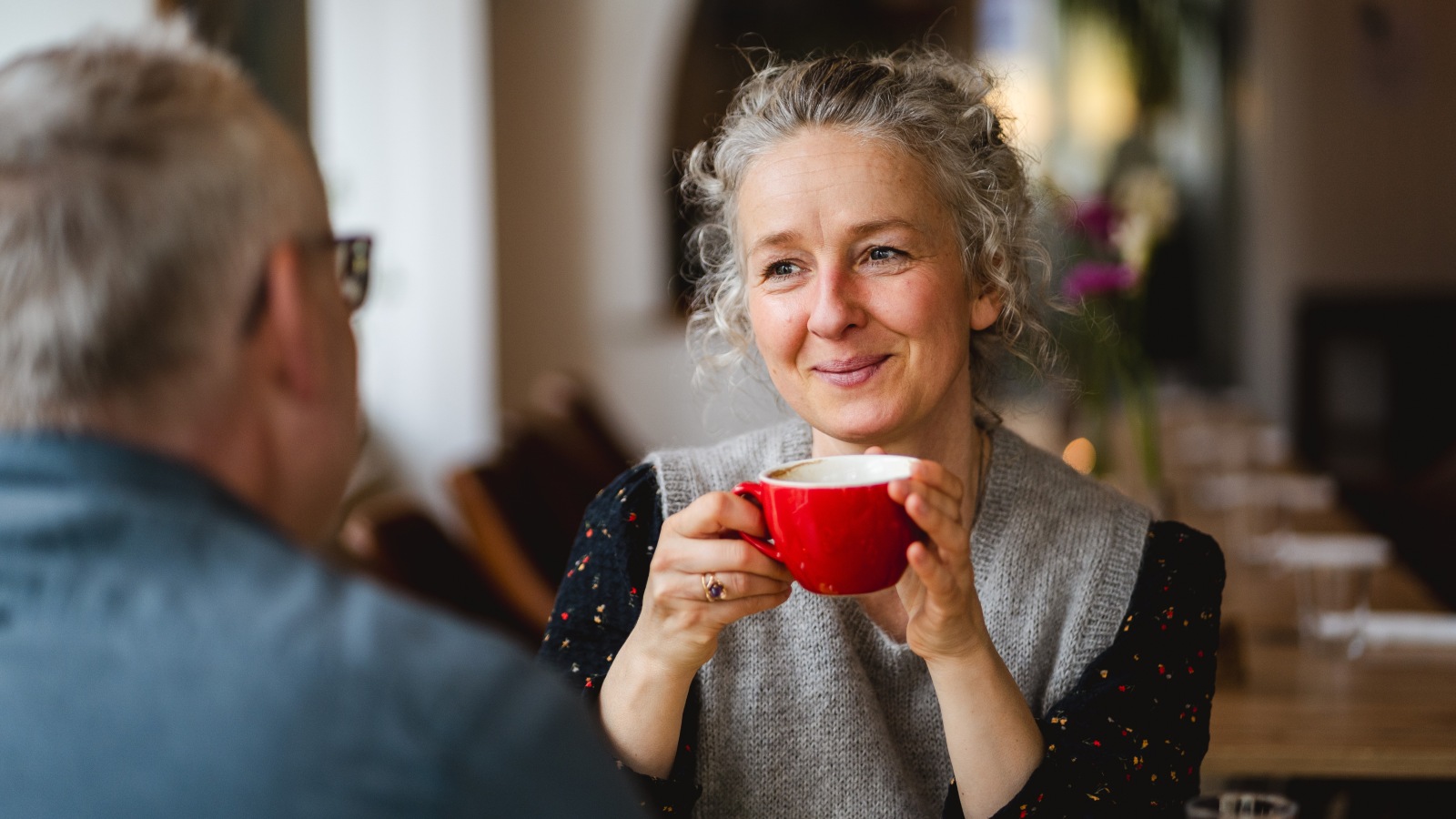 Par drikker kaffe på Mair's i Fredericia