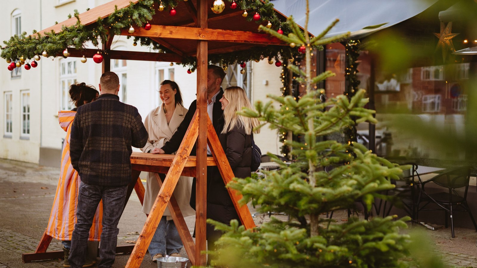 Venner står i gløgghytte til Jul i den gamle fæstningsby Fredericia