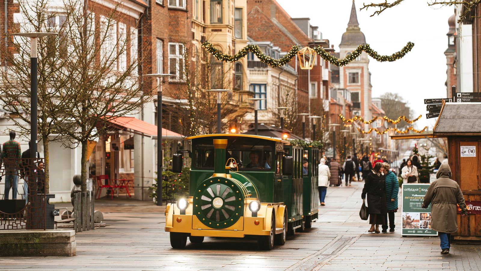 Juletoget kører gennem gågaden til jul i den gamle fæstningsby Fredericia