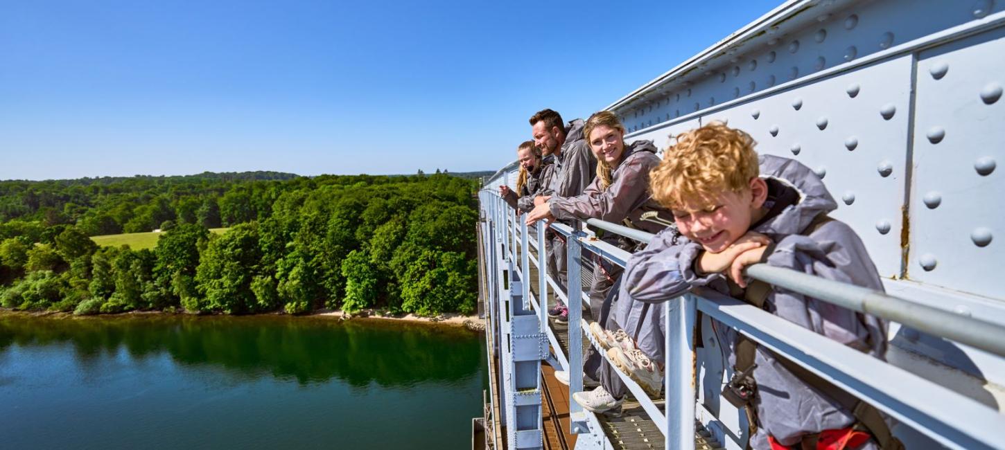 Familie på bridgewalking på Den Gamle Lillebæltsbro