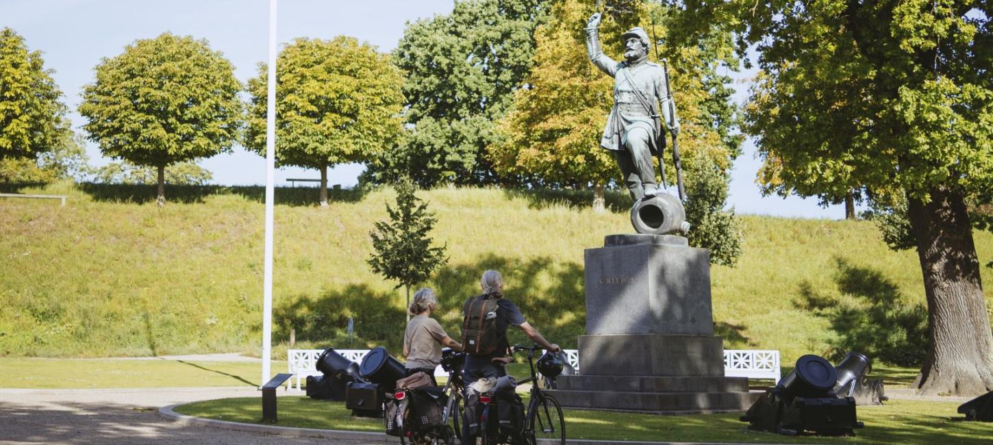 Par på cykelferie betragter Landsoldatpladsen