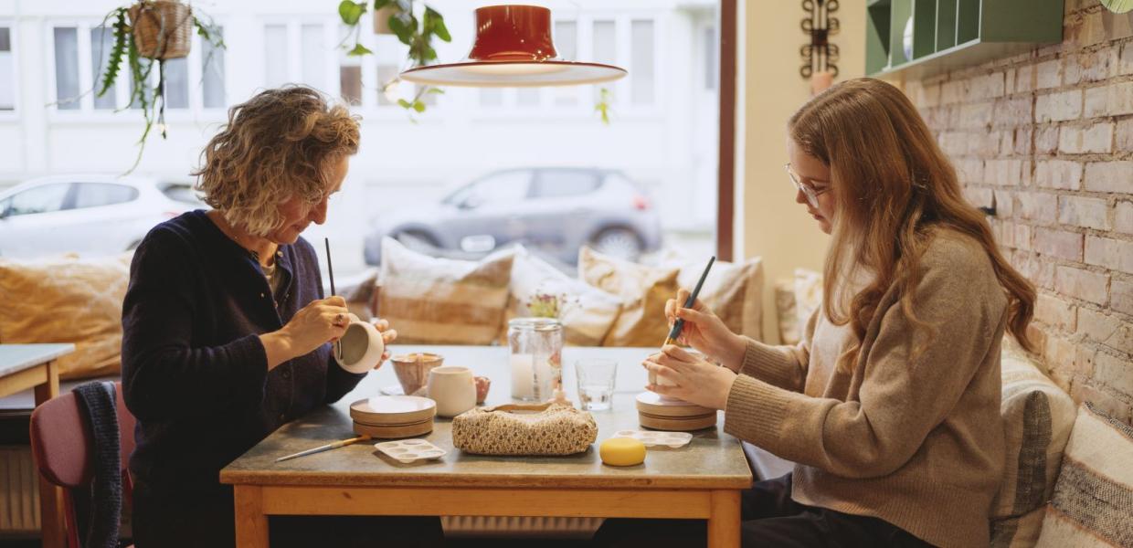 Mal keramik hos Café Kaffekop i Fredericia