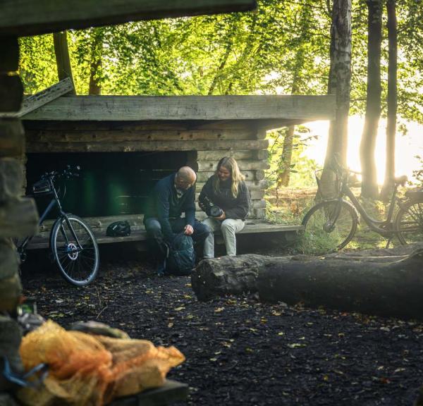 Par sidder ved shelter på Trelde Næs