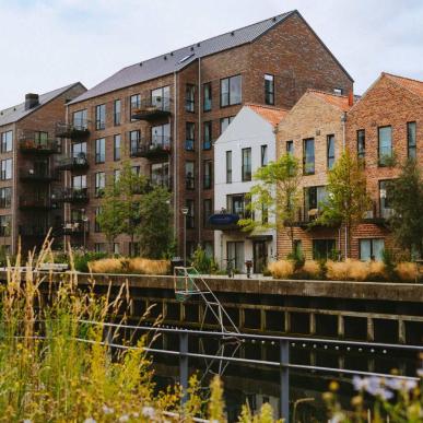 Huse langs kanalen i Kanalbyen