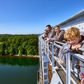 Familie på bridgewalking på Den Gamle Lillebæltsbro
