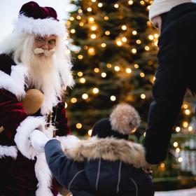 Julemanden hilser på børnene i Fredericia